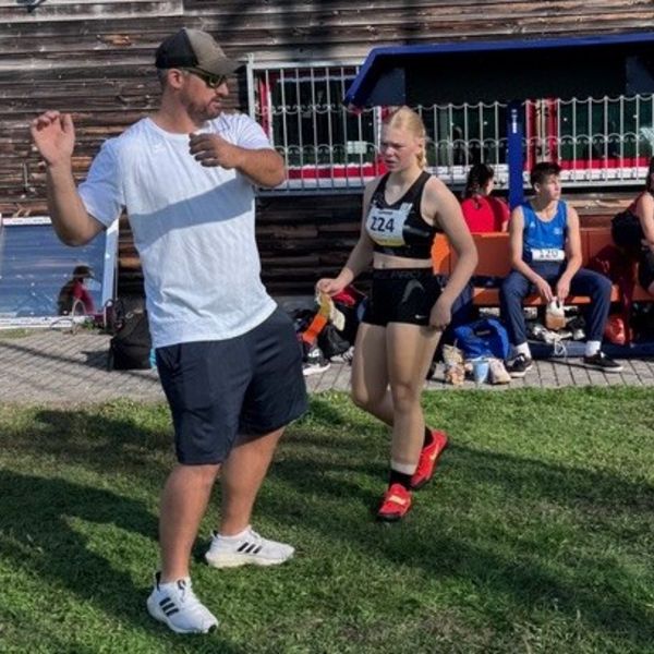 Landestrainer David Wrobel beim Coachen