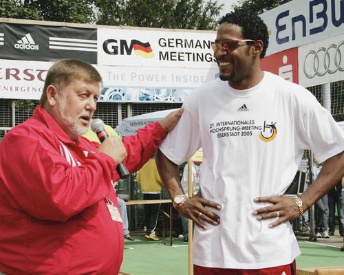 Peter Schramm und Weltrekordhalter Javier Sotomayor (Foto: Ewald Walker)